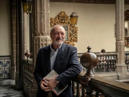 Arturo Pérez Reverte con su libro 'Revolución' en la Casa de los Azulejos, en el Centro Histórico de Ciudad de México.