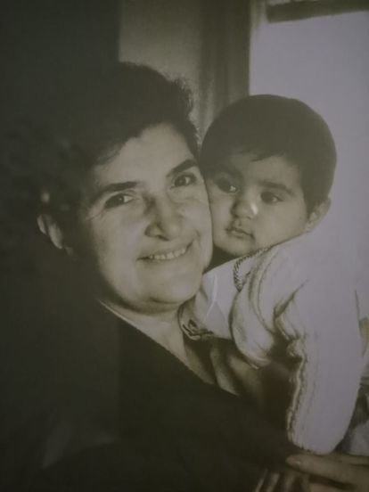 Almudena Grandes, con su abuela Rosalía, en la casa de la calle Fuencarral, 92.