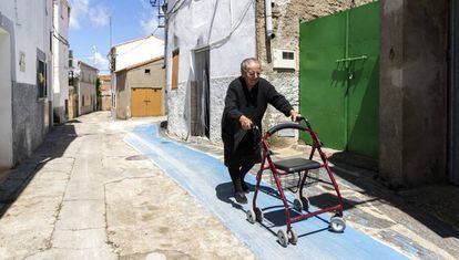 Tía Rosa, de 86 años, camina con el andador por el carril habilitado para ello.