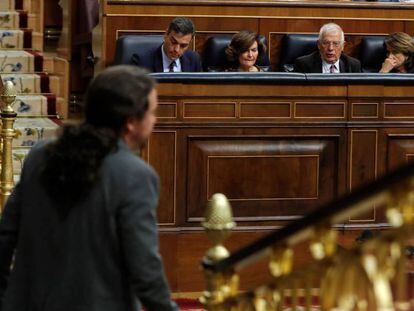 El líder de Unidas Podemos, Pablo Iglesias, pasa ante los miembros del Gobierno Pedro Sánchez.