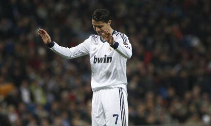 Cristiano agradece una ovación del Bernabéu.
