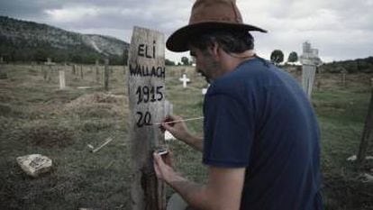 Sergio García, fundador de la Asociación Sad Hill, pinta la tumba ficticia de Eli Wallach, coprotagonista en 1966 junto con Eastwood y Lee Van Cleef.