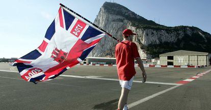Un hombre porta una bandera en la celebraci&oacute;n del tercer centenario de la toma del Pe&ntilde;&oacute;n de Gibraltar por los brit&aacute;nicos 