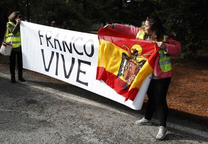 Los concentrados, vigilados en todo momento por los agentes de Policía que controlan el acceso a las inmediaciones del cementerio donde va a ser trasladado el dictador, han coreado varios "vivas" a Franco, "Arriba España" y han tachado de "traidor" a Pedro Sánchez.