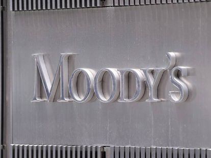 Imágen corporativa de Moody's en las oficinas centrales de la agencia, en Nueva York (Estados Unidos).