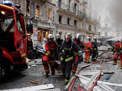 Los bomberos evacúan a una persona herida en la explosión en París.