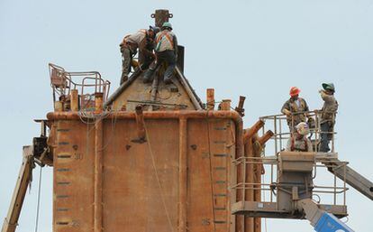 Trabajadores de BP trabaja en el montaje de una cúpula que pretenden instalar encima del pozo para facilitar la extracción del crudo.