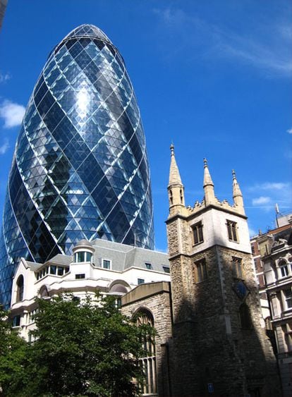 Este rascacielos en el centro financiero de Londres se conoce también como la Torre Gherkin (pepinillo).
