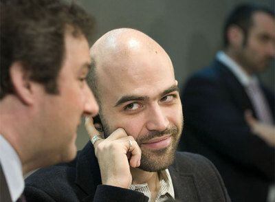 El periodista y escritor Roberto Saviano, ayer junto al alcalde de Barcelona, Jordi Hereu.