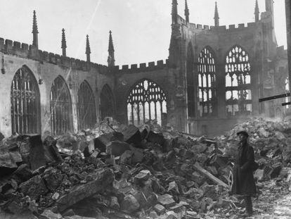 Imagen captada el 16 de noviembre de 1940 de un hombre entre las ruinas de la catedral de Coventry.