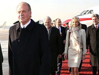 El entonces Rey de España, Juan Carlos I, durante una visita privada a Alemania en febrero de 2006. Su examante, Corina Larsen, unos metros más atrás.