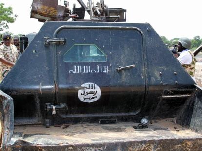 Militares nigerianos inspeccionan un vehículo militar incautado al grupo yihadista Boko Haram, el 3 de julio en el Estado de Yobe, en Nigeria.