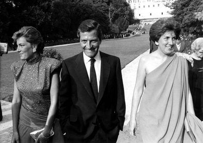 Adolfo Suárez asiste, acompañado de su esposa Amparo Illana (d), y de su hija mayor, Mariam Suárez (i), a la celebración de la onomástica de Don Juan Carlos I. La fotografía fue realizada en los jardines del Campo del Moro del Palacio Real de Madrid el 24 de junio de 1987.