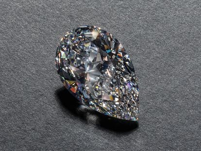 Un diamante pulido en forma de pera del gigante de extracción ruso, Alrosa.