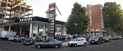 Colas de veh&iacute;culos para repostar en una gasolinera de Repsol, en Madrid.