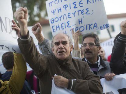 Manifestantes chipriotas ante el ministerio de Finanzas en Nicosia. 