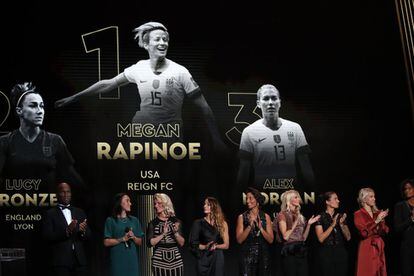 Megan Rapinoe guanya la Pilota d'Or femenina. La futbolista agraeix el premi a través d'un vídeo perquè no ha pogut assistir a la gala.