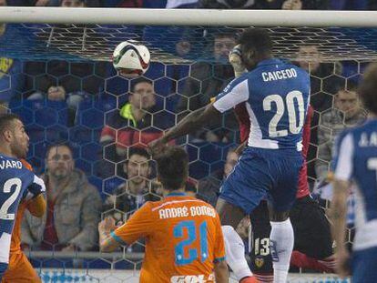 Caicedo marca uno de sus goles al Valencia.