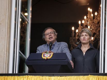 Gustavo Petro junto a su esposa, Verónica Alcocer, en el balcón de la Casa de Nariño, el pasado 1 de mayo.