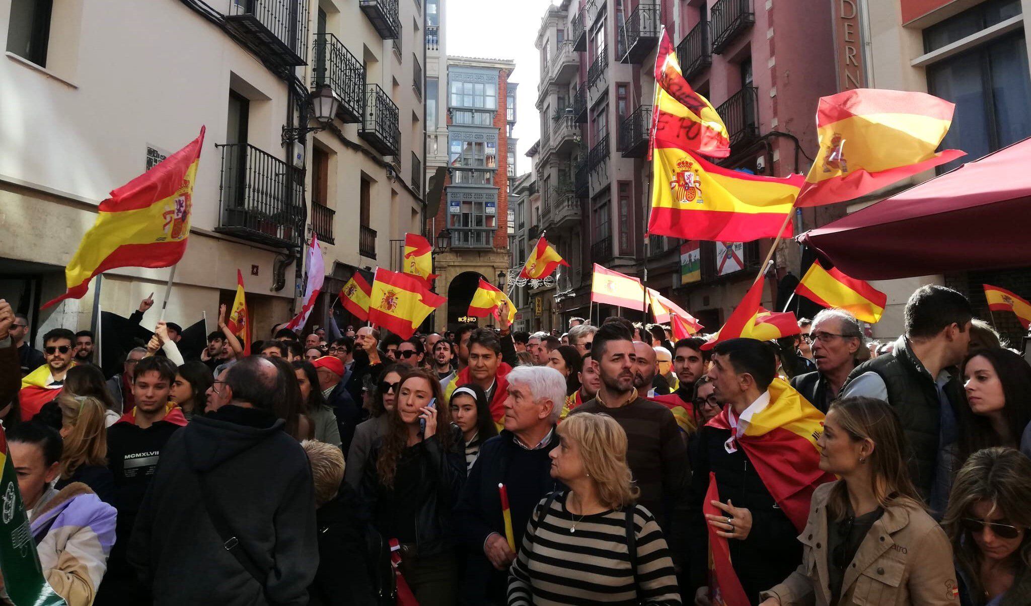 Protesta ante la sede socialista de Logroño (La Rioja) con insultos al PSOE, Sánchez y Puigdemont, este domingo.