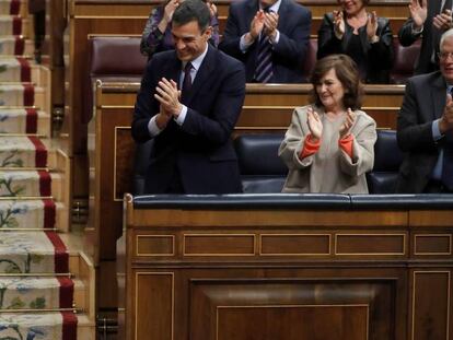 Pedro S&aacute;nchez, presidente del Gobierno, y Carmen Calvo, vicepresidenta, aplauden a Mar&iacute;a Jes&uacute;s Montero,  ministra de Hacienda, en el debate presupuestario. 