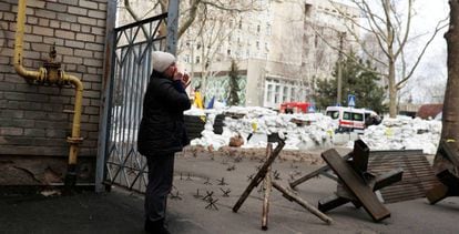 Una mujer espera noticia de sus familiares en una zona bombardeada de Mykolaiv.