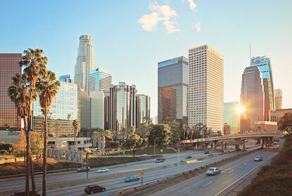 La ciudad de Los Ángeles, fundada por el español Felipe de Neve, formó parte de México hasta la invasión estadounidense de 1848. Esta ciudad, de cuatro millones de habitantes, se ubica en el sexto lugar del 'ranking' de Global Living Report con un precio medio de 600.000 euros, un 6,4% más que el año anterior.