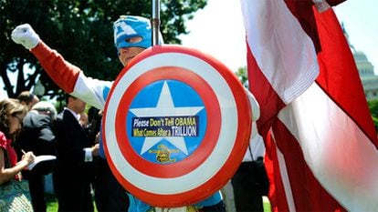 Un partidario del Tea Party disfrazado de Capitán América protesta frente al Capitolio contra el incremento del límite de deuda en EE UU.