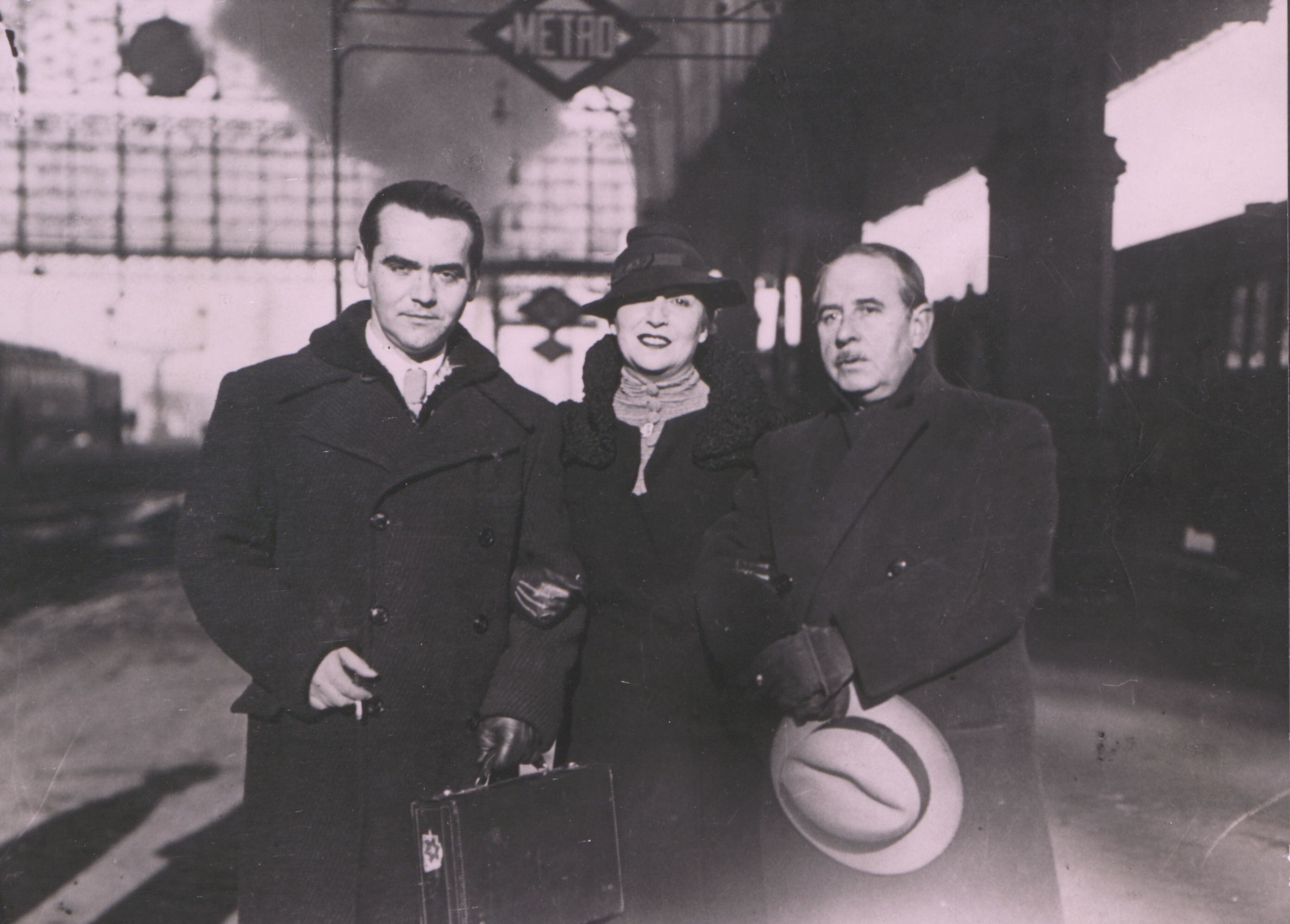 Federico García Lorca, Lola Membrives y Eduardo Marquina en una fotografía tomada en Madrid en 1934.  