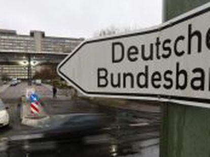 Un cartel indica la direcci&oacute;n hacia el Bundesbank, en Francfort. 