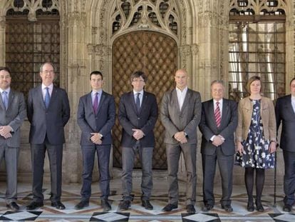 Puigdemont, con delegados de la Generalitat, el pasado abril.
