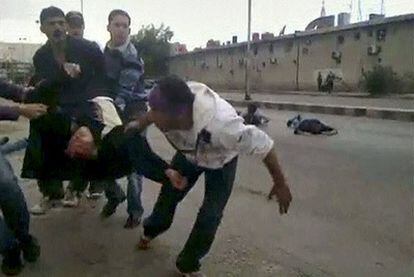Varios hombres trasladan a un manifestante herido en la cabeza durante una protesta en Damasco. La imagen procede de un vídeo colgado en una red social.