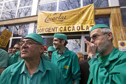 Protesta de trabajadores de Cacaolat ayer en la factoría de Barcelona.
