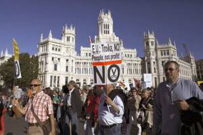 Un momento de la manifestación "Pueblos unidos contra la troika" convocada por Marea Ciudadana en contra de las políticas de ajuste de déficit, a su paso por la plaza de Cibeles, en Madrid.