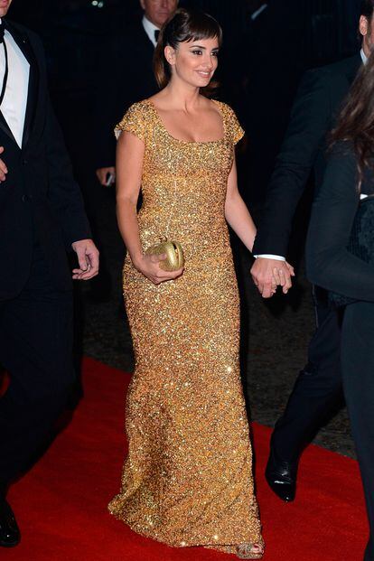 Anoche se presentó en el Royal Albert Hall la última película de James Bond, Skyfall. Penélope Cruz llegó al estreno acompañando a Javier Bardem, que participa en la cinta. La actriz escogió un vestido dorado formado por paillettes que combinó con una cartera y sandalias del mismo color.