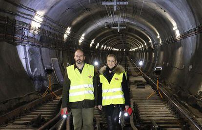 La presidenta de la Comunidad, Cristina Cifuentes, en un t&uacute;nel de la L&iacute;nea 1 de metro en la que se acometer&aacute;n obras, este viernes.