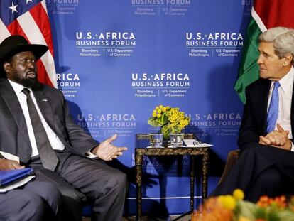 El presidente de Sudán del Sur, Salva Kiir, habla con el Secretario de Estado, John Kerry, en la reunión U.S.-Africa Business Forum en Washington, el 5 de agosto. REUTERS/Jim Bourg