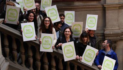 Colau i representants de sales d'oci i festivals mostren el logo de la campanya contra l'assetjament.