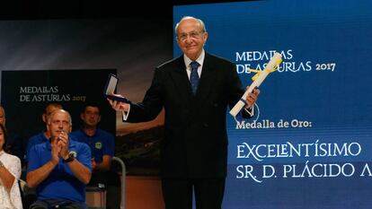 Imagen de archivo de Plácido Arango tras recibir la medalla de Asturias 2017.