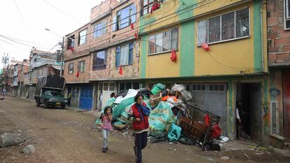 Vecinos colocaron tela roja en sus ventanas para avisar que necesitaban comida, durante el encierro de mayo de 2020 en un barrio de Bogotá.