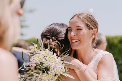 Candela Blasco en su boda con los pendientes de granos de arroz de verdad y de oro, hechos a partir de joyas de su abuela. En el pelo también se colocó horquillas de granos de arroz dorados como si se los hubiesen lanzado, como manda la tradición.