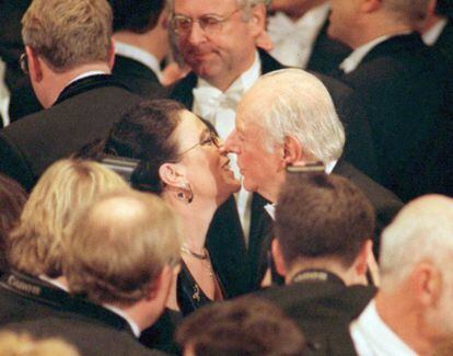 El Premio Nobel de Literatura, Dario Fo, besa a su mujer Franca Rame, después de recibir el galardón de manos del Rey de Suecia, el 10 de diciembre de 1997.
