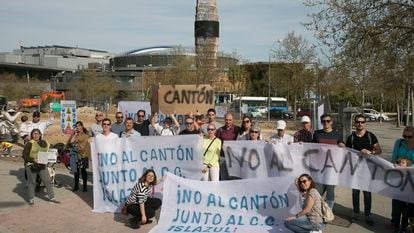 Vecinos del Ensanche de Carabanchel protestan delante de una parcela en obras, junto al centro comercial Islazul, donde será construida una base para trabajadores de limpieza en Madrid.