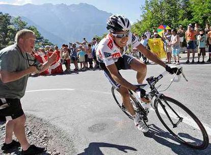 Carlos Sastre, en un momento de la ascensión al mítico Alpe d'Huez.