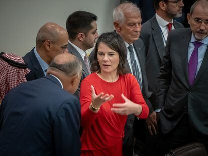 La ministra de Exteriores alemana, Annalena Baerbock, se dirige a su homólogo egipcio, Sameh Shoukry, durante una conferencia en la sede de la ONU, el 18 de septiembre en Nueva York.