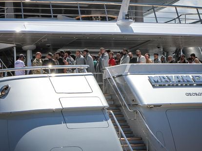 Un grupo de migrantes a bordo del 'Mayan Queen IV', en el puerto de Kalamata (Grecia), este miércoles.