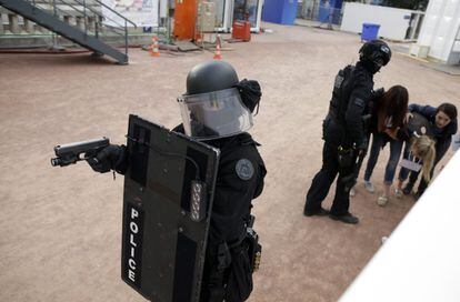 Simulacro antiterrorista en el marco del campeonato de fútbol UEFA EURO 2016 en Place Bellecour, Lyon.