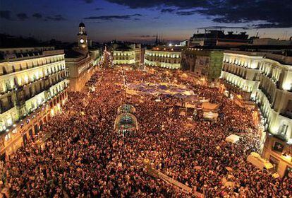 25.000 personas, según la policía, han abarrotado la Puerta del Sol de Madrid en el sexto días de protestas. En el último día de campaña electoral, y a pocas horas del inicio de la jornada de reflexión, los manifestantes han colapsado el epicentrode las protestas, que se han extendido a otras calles de la capital.