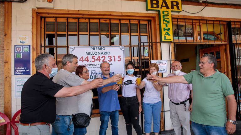 Una peña de amigos celebra en Mayorga, en el bar La Central, que les ha tocado 144 millones de euros en los Euromillones.