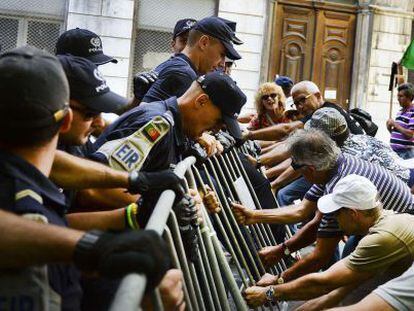 Perjudicados por la venta de papel comercial del Esp&iacute;rito Santo protestan ante la sede de Novo Banco.